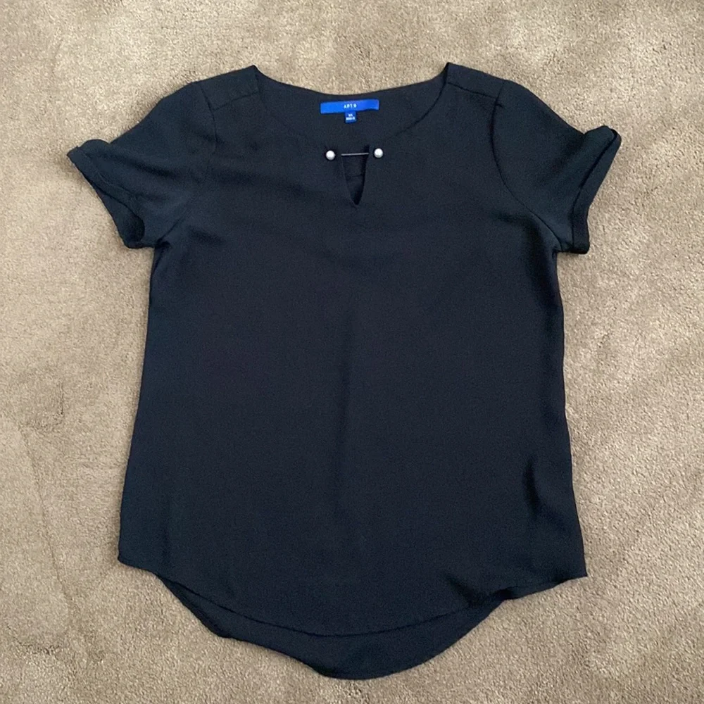 Apt 9 pullover short sleeved blouse with pearl clasp as the neckline - Picture 5 of 8